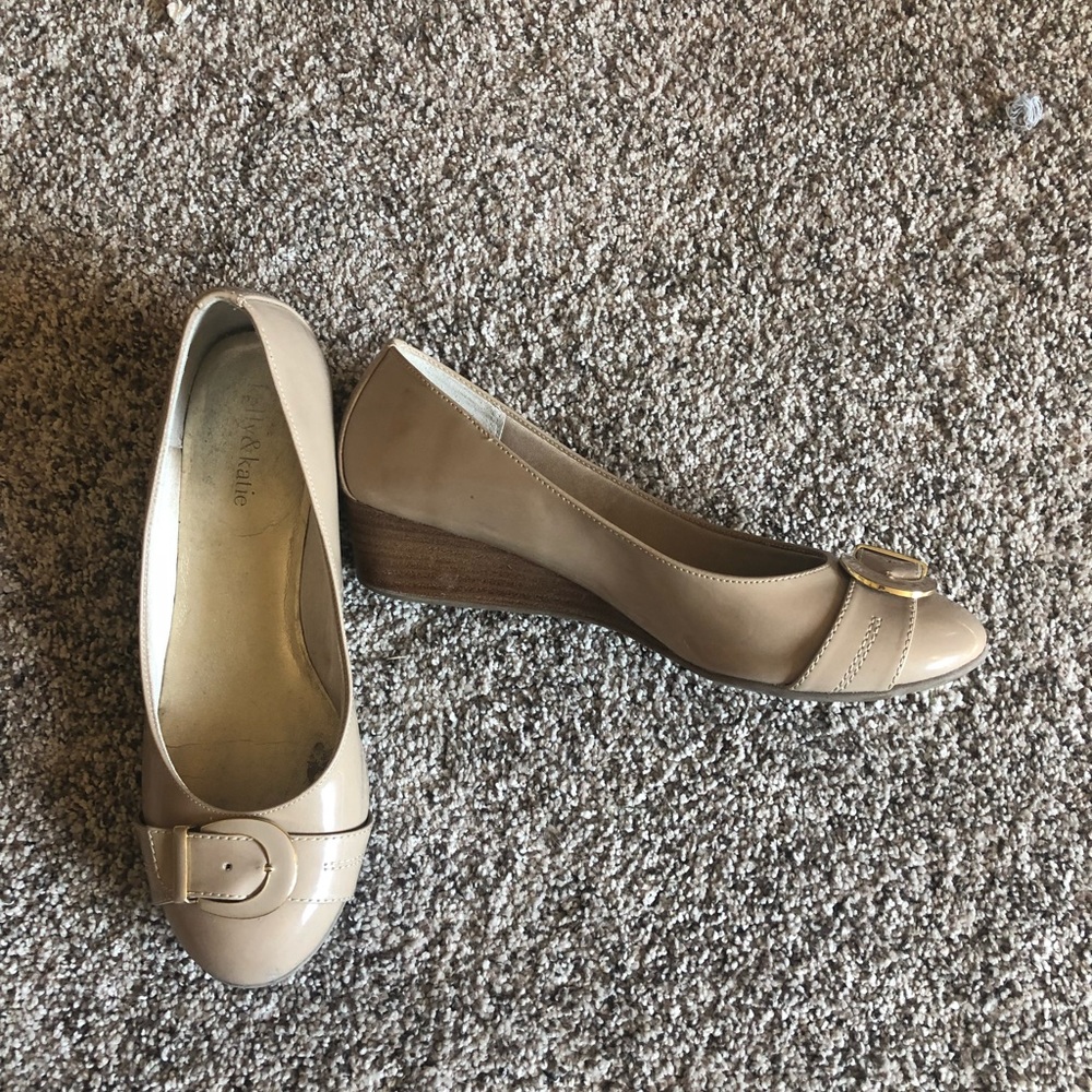 Like new! Kelly & Katie nude patent wedges